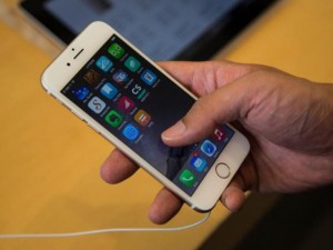 Smarter people use iPhones - study